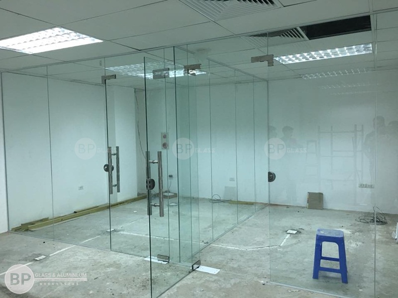 vách kính văn phòng , thi công vách kính văn phòng đẹp hiện đại